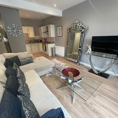 Spacious Central 2Bed Apartment Wilmslow Bagian luar foto