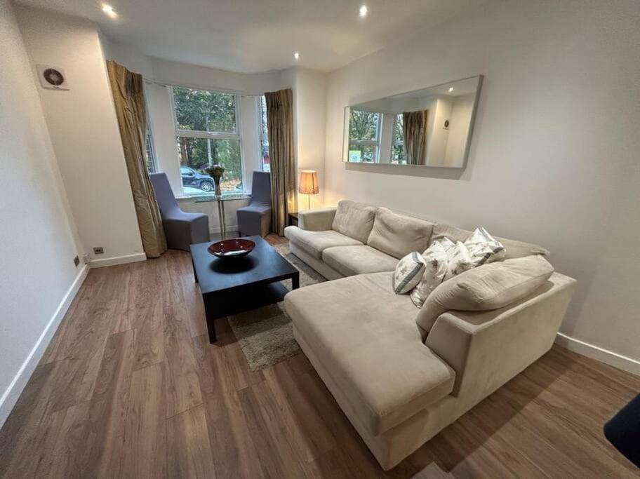 Spacious Central 2Bed Apartment Wilmslow Bagian luar foto