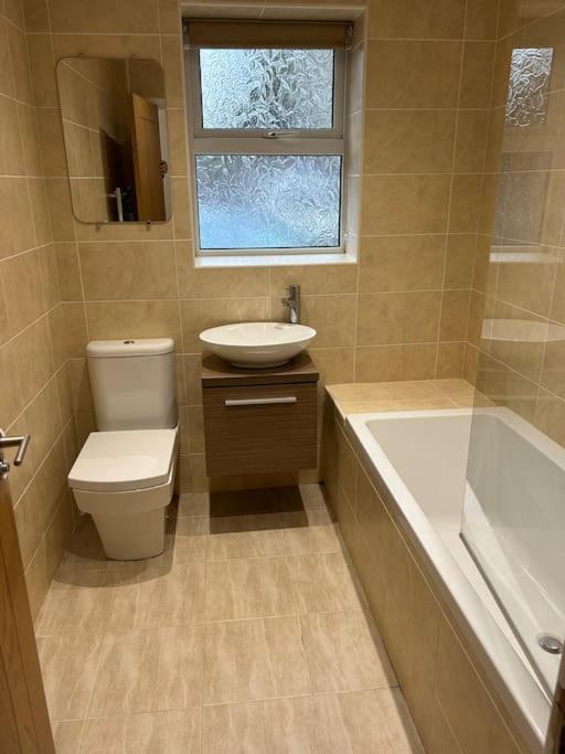 Spacious Central 2Bed Apartment Wilmslow Bagian luar foto