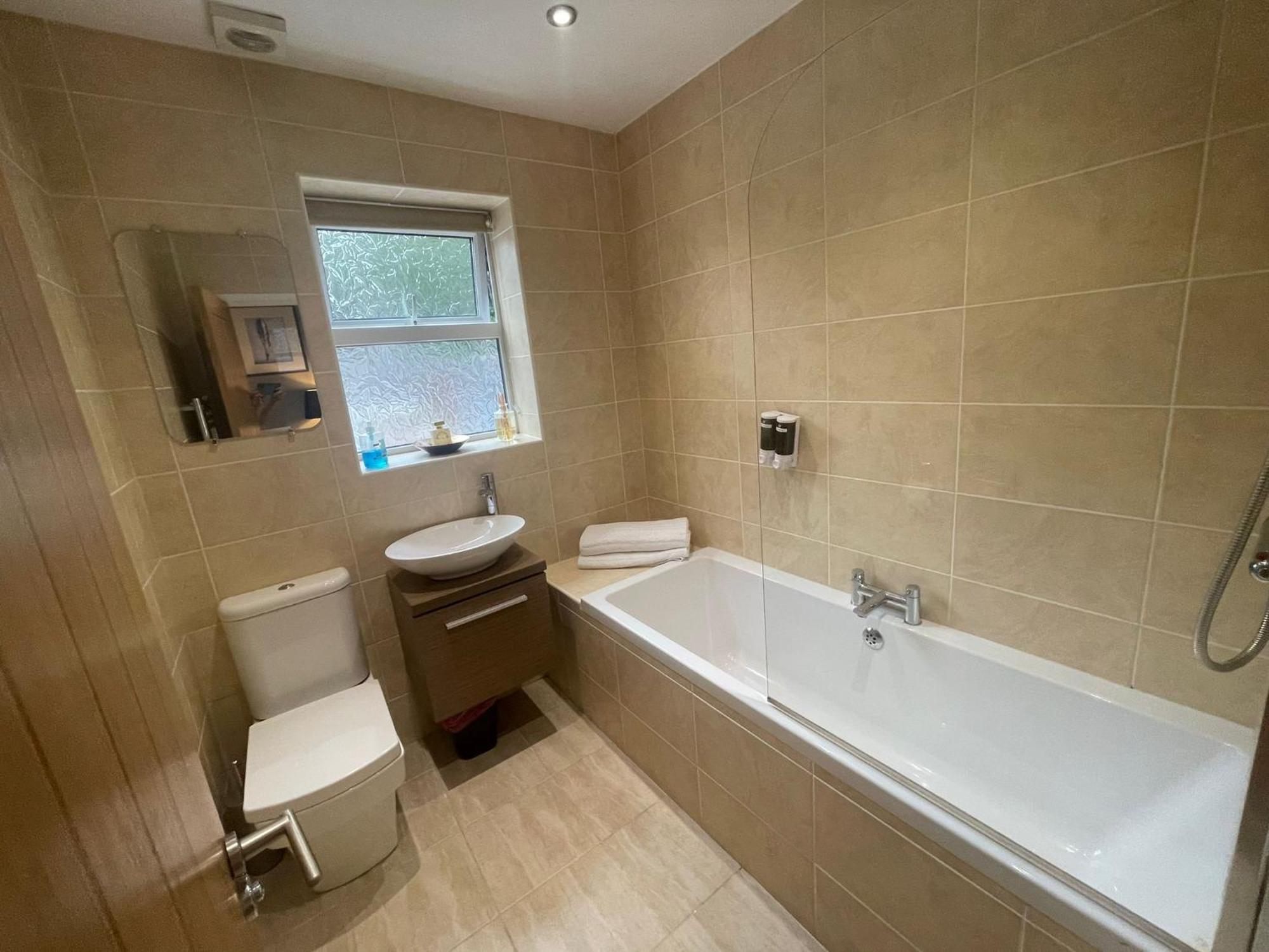 Spacious Central 2Bed Apartment Wilmslow Bagian luar foto